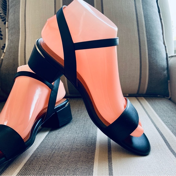 Coach Black Leather 2" Block Heel Gold Hardware Sandals Shoes Size 7 - Picture 2 of 13